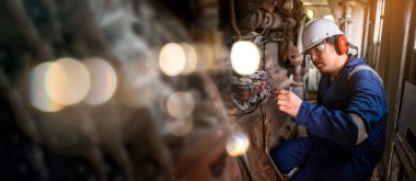 Makine mühendisi fabrikadaki büyük makineleri inceliyor, demiryolu motor bakım teknisyeni, motor tamircisi