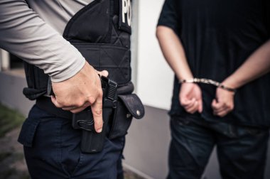 Polis ve hırsız kavramı. Polis suçluları yakalar. Kanunları çiğner.