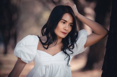 Yalnız, üzgün, şişman kadın, aşktan, kalp kırıklığından, hayal kırıklığından, Taylandlı insanlardan dolayı tekrar düşünür.