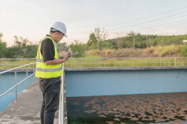 Umweltingenieure Arbeiten Kläranlagen Wasserversorgungstechniker Arbeiten Wasserrecyclinganlagen Zur Wiederverwendung — Stockfoto