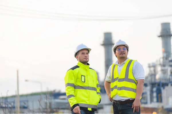 Grupa Azjatycki Człowiek Petrochemiczny Inżynier Pracujący Fabryce Przemysłu Rafinerii Ropy — Zdjęcie stockowe