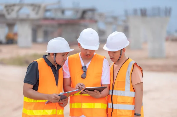 Gruppe Asiatischer Ingenieure Diskutiert Über Die Arbeit Auf Der Baustelle — Stockfoto