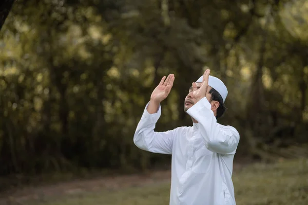 Modlitwa Azjatyckiego Islamu Modlitwa Młodych Muzułmanów Koncepcja Festiwalu Ramadan — Zdjęcie stockowe