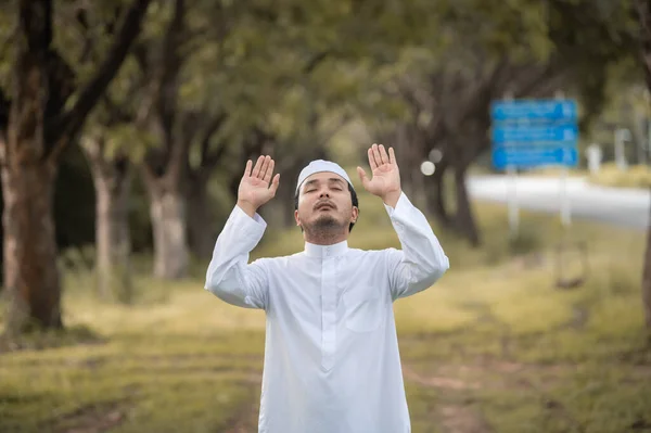 Asyalı Müslüman Duası Genç Müslüman Namazı Ramazan Festivali Konsepti — Stok fotoğraf