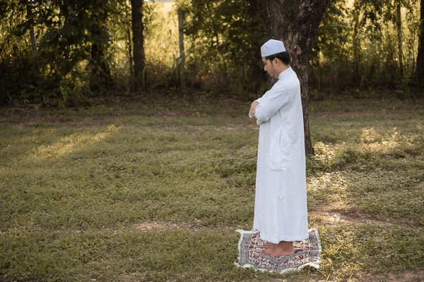 アジアのイスラム教徒の男性の祈り 若いイスラム教徒の祈り ラマダーン祭のコンセプト — ストック写真
