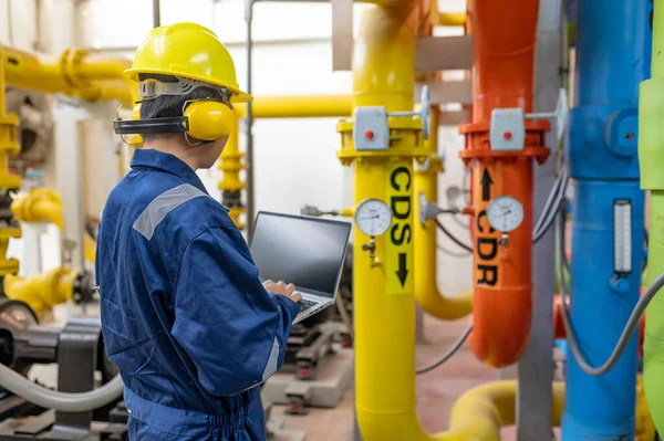 Onderhoudstechnicus Een Verwarmingsinstallatie Petrochemische Arbeiders Toezicht Houden Werking Van Gas — Stockfoto