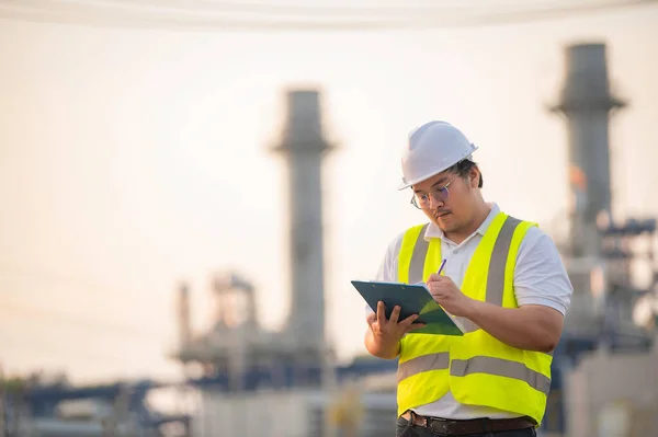 Asiatische Mann Petrochemie Ingenieur Arbeitet Bei Und Gasraffinerie Anlage Industrie — Stockfoto