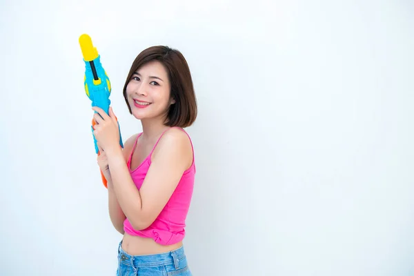 Asiatisk Sexig Kvinna Med Pistol Vatten Handen Vit Bakgrund Festival — Stockfoto