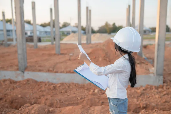 Ingenieurskinderkonzept Asiatisches Kleines Mädchen Trägt Ingenieuruniform Bei Der Arbeit Auf — Stockfoto