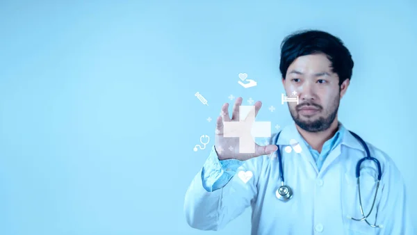 Beyaz Arka Planda Asyalı Akıllı Doktor Dijital Tıbbi Geleceksel Arayüz — Stok fotoğraf