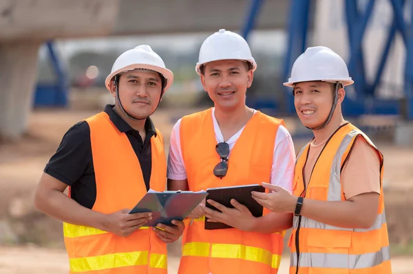 亚洲工程师小组讨论在建建筑工地的工作 承包商小组讨论结构设计 3名工人在外面工作 — 图库照片