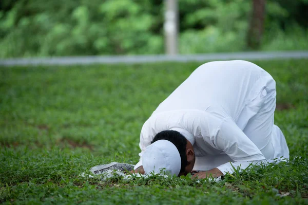 Asiático Islã Homem Oração Jovem Muçulmano Orando Ramadã Festival Conceito — Fotografia de Stock