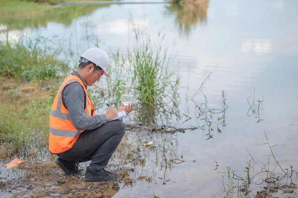 Milieu Ingenieurs Inspecteren Waterkwaliteit Breng Water Naar Het Lab Voor — Stockfoto
