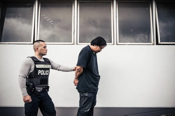 警察と泥棒の概念警察は犯罪者を捕まえる法律を破る — ストック写真