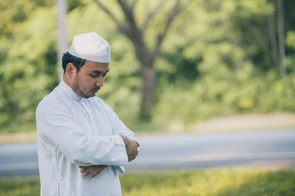 アジアのイスラム教徒の男性の祈り 若いイスラム教徒の祈り ラマダーン祭のコンセプト — ストック写真