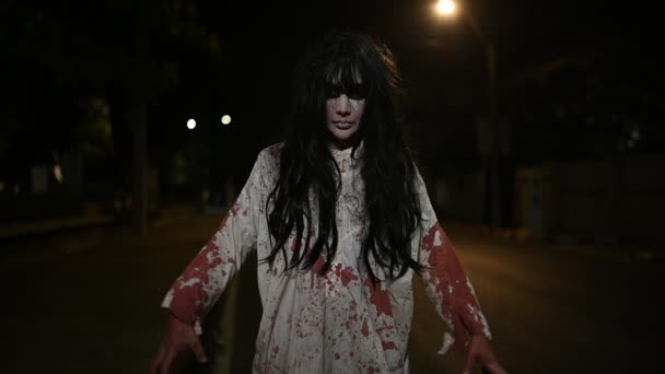 ホラー女性のコンセプト 街の道路上のゴースト 町の通りに復讐心 ハロウィン祭り 幽霊の顔を構成します — ストック動画