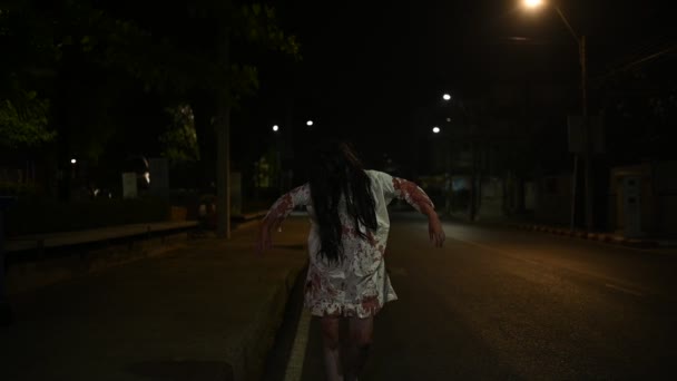 Korku Kadın Konsepti Şehirde Yollarda Hayalet Şehrin Sokaklarında Intikamcı Bir — Stok video