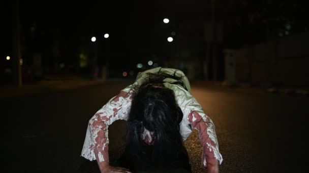 恐怖女人的概念 城市路上的鬼魂 城镇街上的复仇精灵 万圣节 化作鬼脸 — 图库视频影像