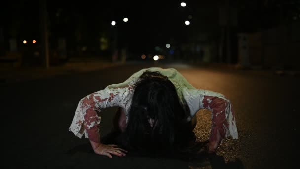 Koncepcja Kobiety Horror Duch Drodze Mieście Mściwy Duch Ulicy Miasta — Wideo stockowe