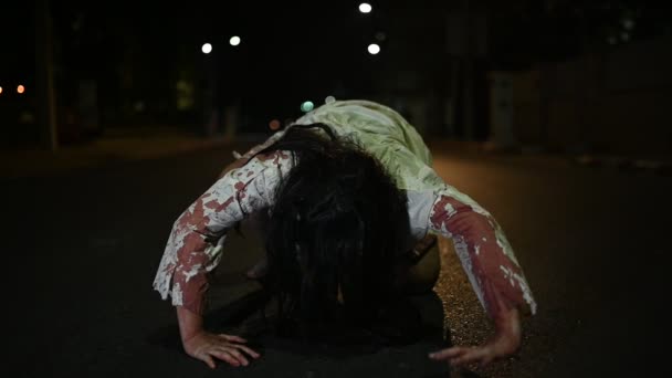 恐怖女人的概念 城市路上的鬼魂 城镇街上的复仇精灵 万圣节 化作鬼脸 — 图库视频影像