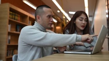 İş dünyasından profesyonellerden oluşan bir ekip toplantı yapıyor, yeni proje planlaması için iş arkadaşlarıyla buluşuyor, organizatörler ve müşteriler iş konusunda danışıyor.