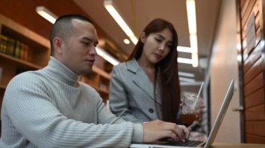 İş dünyasından profesyonellerden oluşan bir ekip toplantı yapıyor, yeni proje planlaması için iş arkadaşlarıyla buluşuyor, organizatörler ve müşteriler iş konusunda danışıyor.