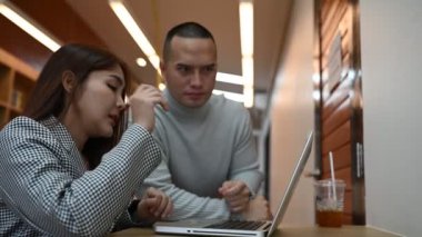 İş dünyasından profesyonellerden oluşan bir ekip toplantı yapıyor, yeni proje planlaması için iş arkadaşlarıyla buluşuyor, organizatörler ve müşteriler iş konusunda danışıyor.