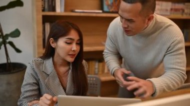 İş dünyasından profesyonellerden oluşan bir ekip toplantı yapıyor, yeni proje planlaması için iş arkadaşlarıyla buluşuyor, organizatörler ve müşteriler iş konusunda danışıyor.