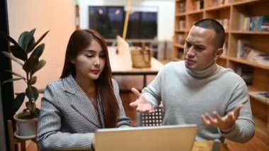 İş dünyasından profesyonellerden oluşan bir ekip toplantı yapıyor, yeni proje planlaması için iş arkadaşlarıyla buluşuyor, organizatörler ve müşteriler iş konusunda danışıyor.