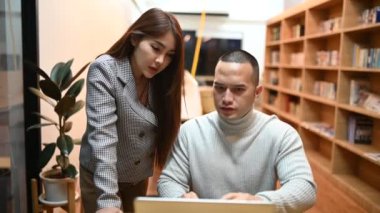 İş dünyasından profesyonellerden oluşan bir ekip toplantı yapıyor, yeni proje planlaması için iş arkadaşlarıyla buluşuyor, organizatörler ve müşteriler iş konusunda danışıyor.