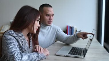 İş dünyasından profesyonellerden oluşan bir ekip toplantı yapıyor, yeni proje planlaması için iş arkadaşlarıyla buluşuyor, organizatörler ve müşteriler iş konusunda danışıyor.