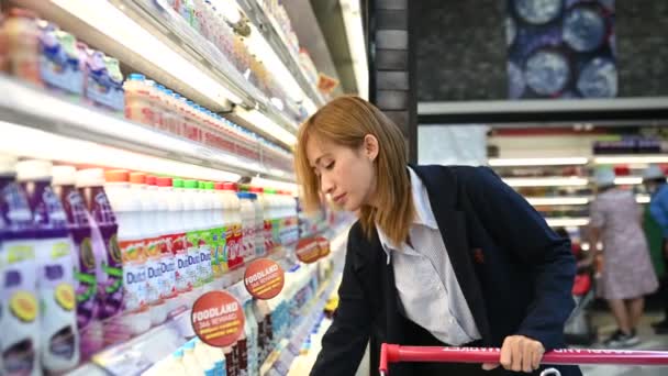 Belle Asiatique Femme Marchant Shopping Dans Supermarché Détendez Vous Achetez — Video