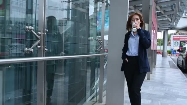 Молодая Азиатская Бизнесвумен Пьет Кофе Время Прогулки Городской Улице Возле — стоковое видео