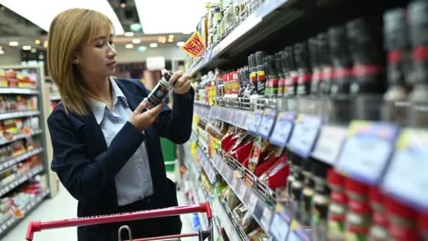 Bella Donna Asiatica Piedi Shopping Supermercato Ora Rilassarsi Paghi Cena — Video Stock
