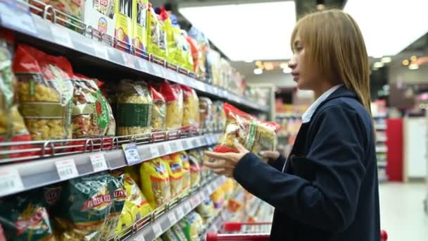 美しいアジアの女性がスーパーマーケットで買い物を歩いている リラックスした時間 夕食を購入する タイ人 幸せな時間ライフスタイルのコンセプト — ストック動画