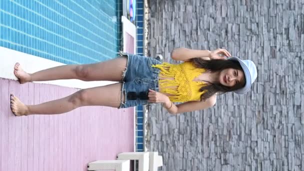 Porträtt Vacker Asiatisk Kvinna Bär Bikini Vid Poolen Sommar Fritid — Stockvideo