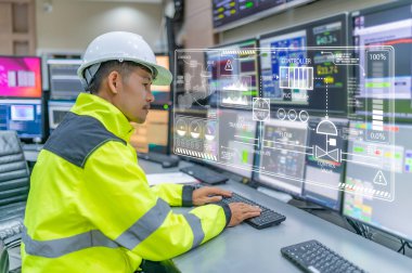 Kontrol odasında çalışan mühendis, yönetici kontrol sistemi, birçok monitörden teknisyen izleme programı.