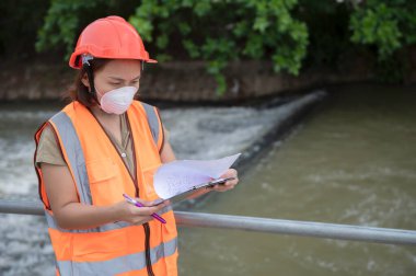 Gelişmiş bir elektrik mühendisi, atık su arıtma sisteminin kontrol sistemi için su tesisatının elektrik sistemini, bakım teknisyenlerini denetliyor.