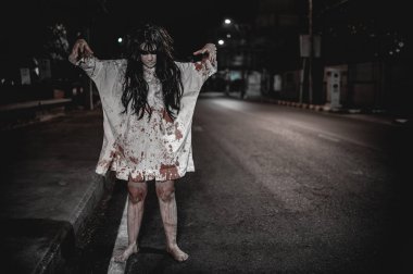 Korku kadın konsepti, şehirde yollarda hayalet, şehrin sokaklarında intikamcı bir ruh, cadılar bayramı festivali, hayalet yüzü.