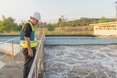 Çevre mühendisleri atık su arıtma tesislerinde, Su geri dönüşüm tesisinde tekrar kullanılmak üzere çalışan su tedarik mühendisliğinde çalışıyorlar
