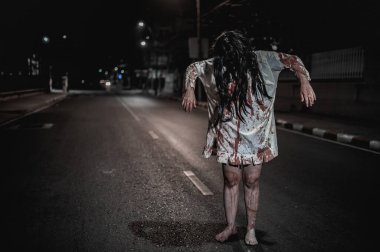 Korku kadın konsepti, şehirde yollarda hayalet, şehrin sokaklarında intikamcı bir ruh, cadılar bayramı festivali, hayalet yüzü.