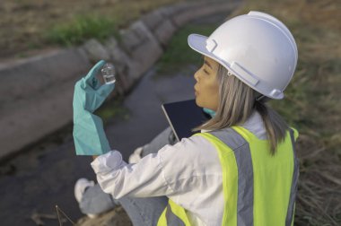 Çevre mühendisleri su kalitesini inceler, suyu test etmek için laboratuvara getirir, su ve topraktaki mineral içeriğini kontrol eder, su kaynaklarındaki kirleticileri kontrol ederler..