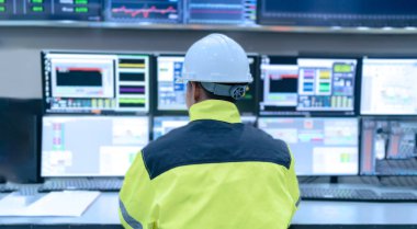 Kontrol odasında çalışan mühendis, yönetici kontrol sistemi, birçok monitörden teknisyen izleme programı.