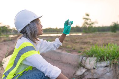 Çevre mühendisleri su kalitesini inceler, suyu test etmek için laboratuvara getirir, su ve topraktaki mineral içeriğini kontrol eder, su kaynaklarındaki kirleticileri kontrol ederler..
