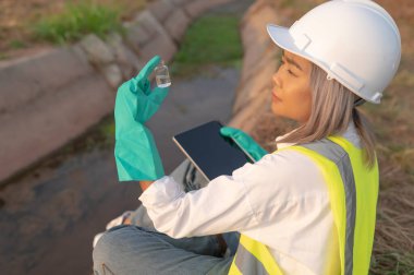 Çevre mühendisleri su kalitesini inceler, suyu test etmek için laboratuvara getirir, su ve topraktaki mineral içeriğini kontrol eder, su kaynaklarındaki kirleticileri kontrol ederler..