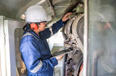Makine mühendisi fabrikadaki büyük makineleri inceliyor, demiryolu motor bakım teknisyeni, motor tamircisi