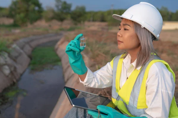 Umweltingenieure Überprüfen Die Wasserqualität Bringen Wasser Zum Prüfen Ins Labor — Stockfoto