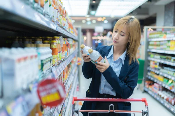 Asiático Hermosa Mujer Compras Con Carrito Supermercado —  Fotos de Stock