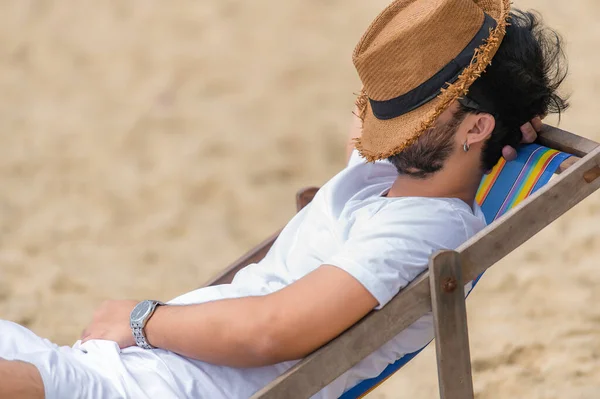Азиатский Мужчина Сидит Стул Пляж Море Отдых Летом — стоковое фото