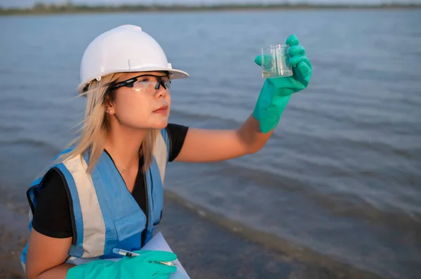 Umweltingenieure Überprüfen Die Wasserqualität Bringen Wasser Zum Prüfen Ins Labor — Stockfoto
